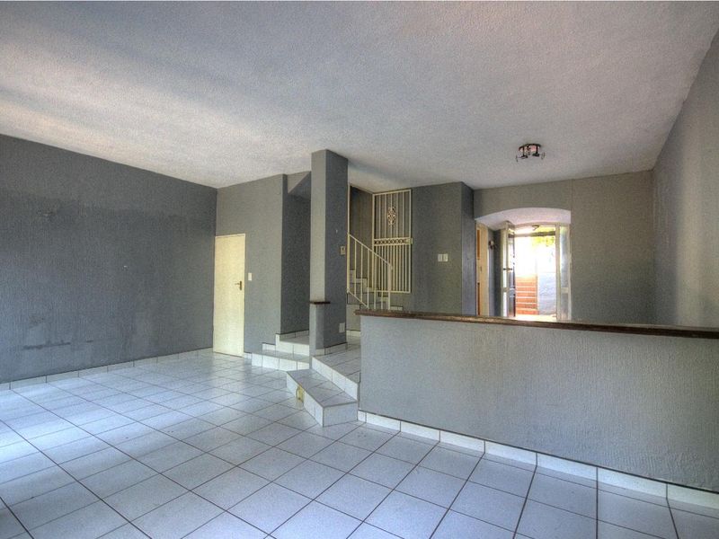 Views for Africa- 3 bed 2 bath duplex! - Photo 10