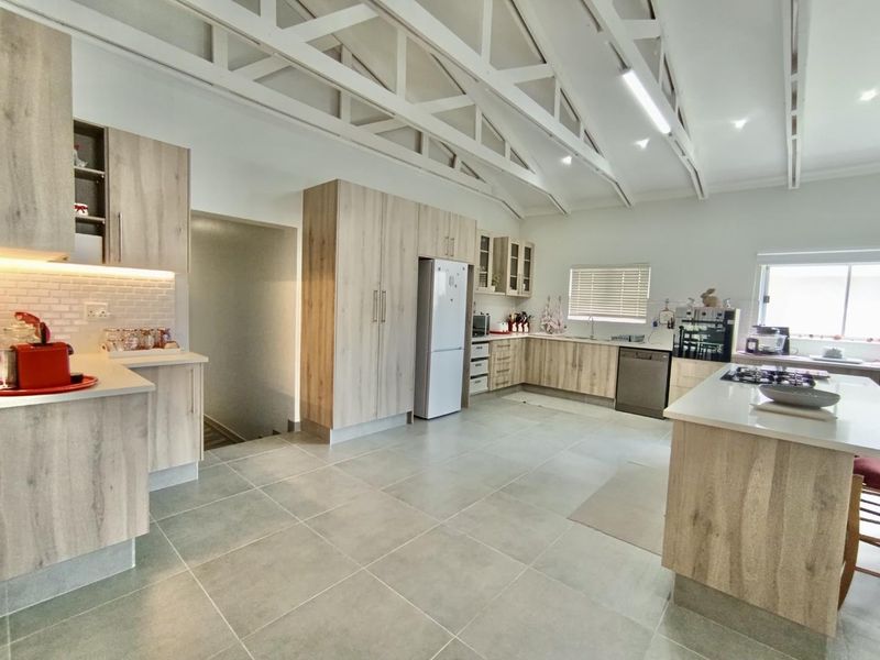 NEAT AND SPACIOUS FAMILY HOME - Photo 3