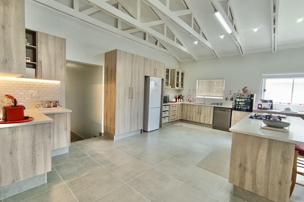 NEAT AND SPACIOUS FAMILY HOME - Photo 3