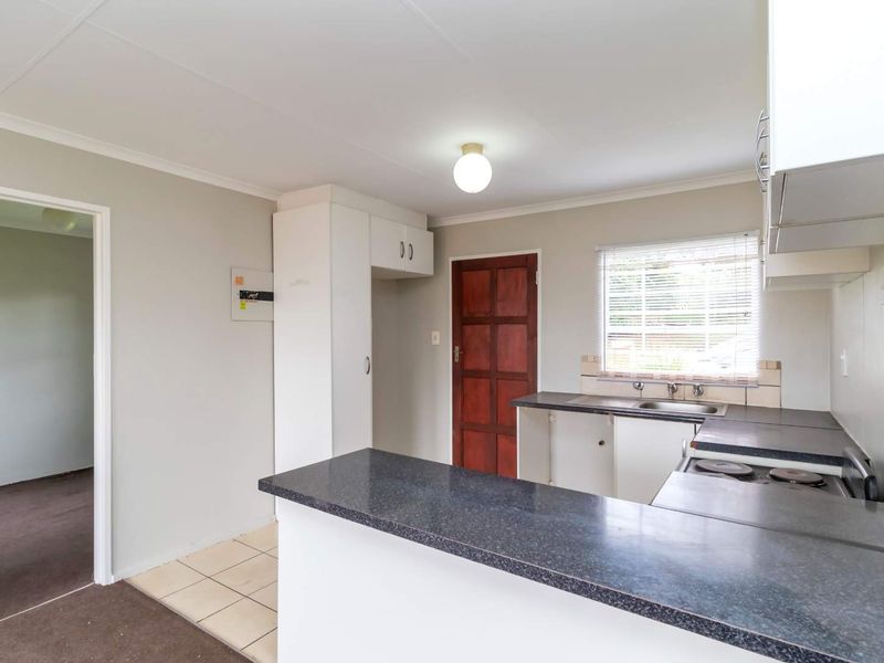 LOVELY THREE BEDROOM TOWNHOUSE - Photo 8