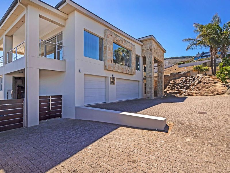 A Modern Classic Masterpiece with Unrivalled Views in Prestigious Baronetcy Estate - Photo 5