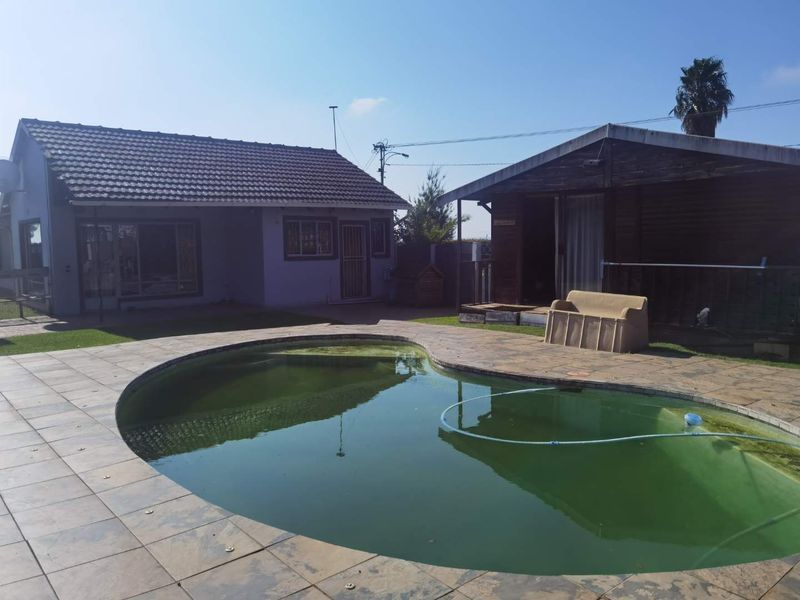 Large family home for sale in Modder east, benoni - Photo 3