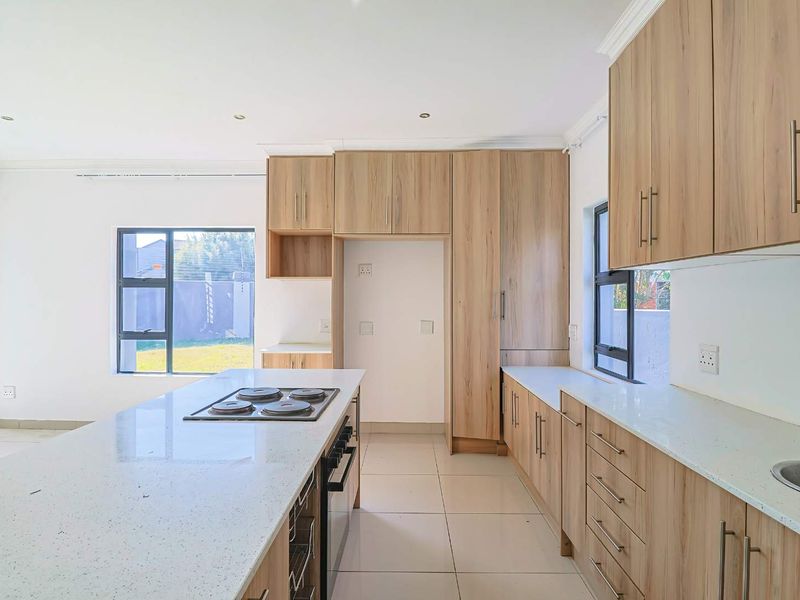 Elegant Home in Sought-After Melodie Estate. - Photo 6