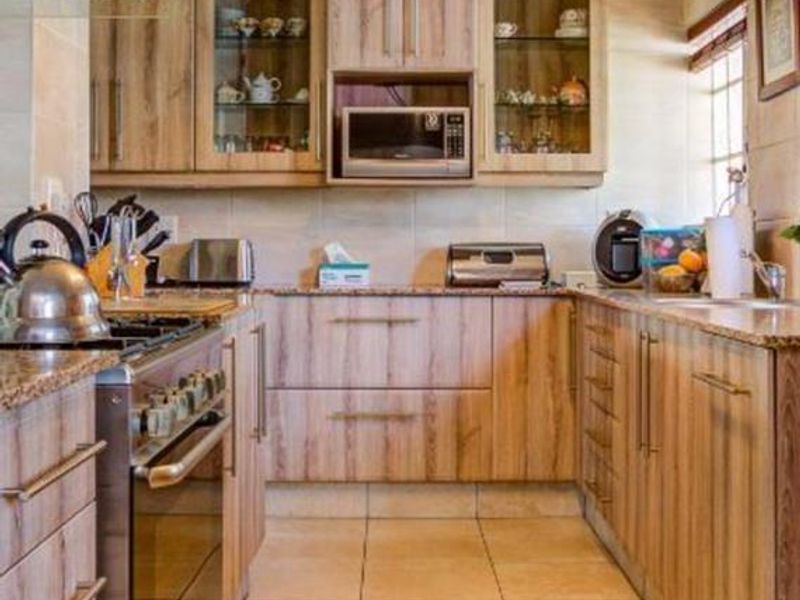 **Stunning 4-bedroom Family with Pool and double garage ** - Photo 3