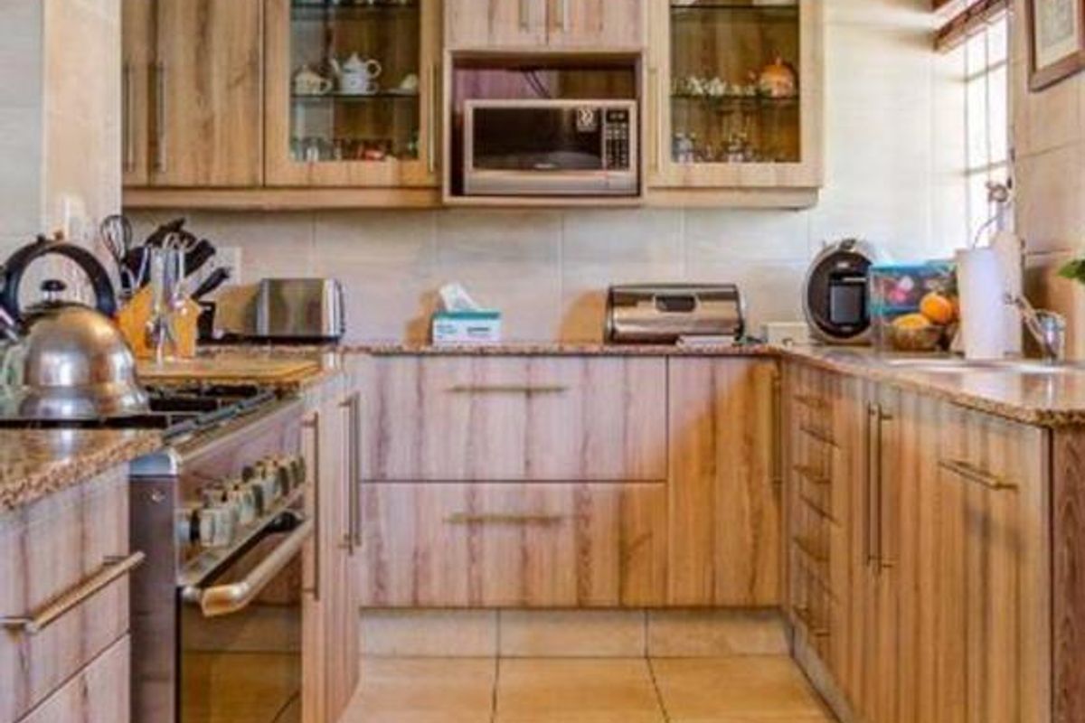 **Stunning 4-bedroom Family with Pool and double garage ** - Photo 3