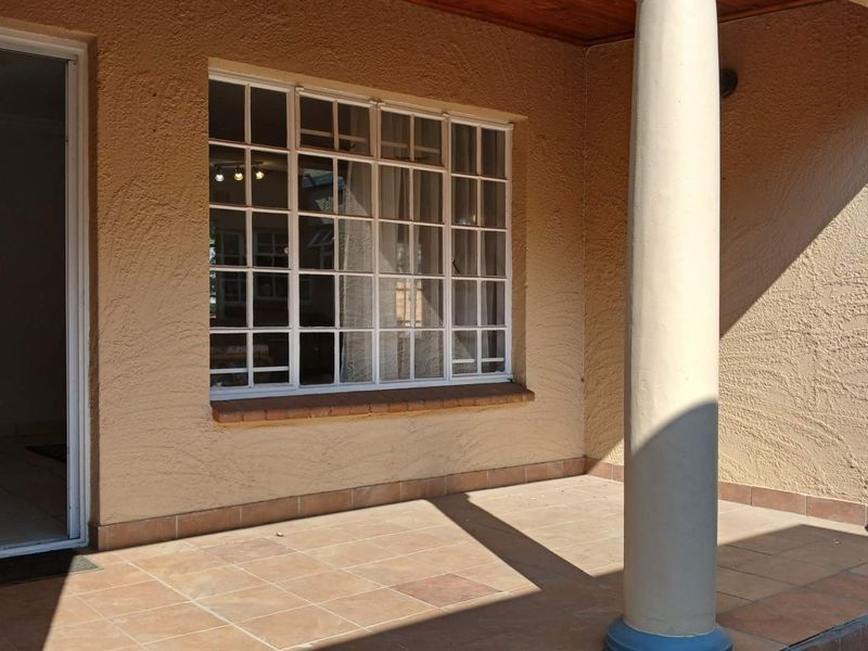 Spacious, Sunny 1 Bed Garden Flat to Let in Paulshof - Photo 2