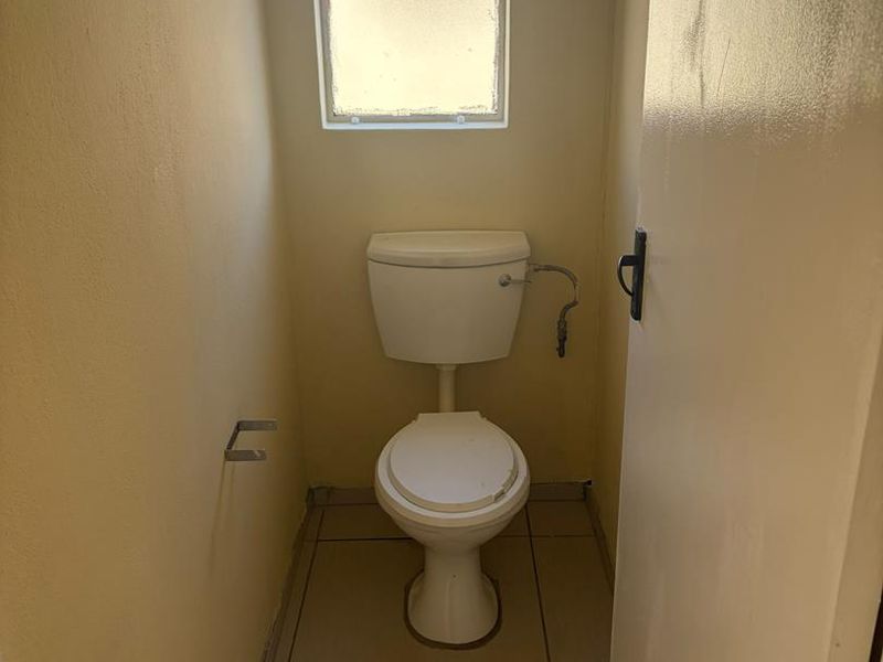 2 Bedroom House for Sale in Rosslyn - Photo 4