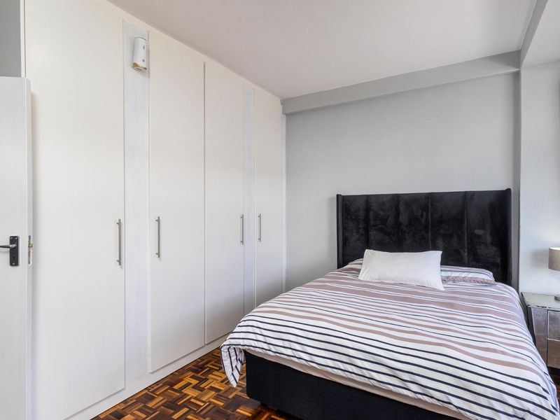 Light-Filled, Move-In Ready Apartment with Modern Finishes - Photo 9