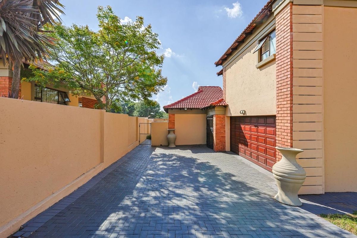 Charming three-bedroom home in Monterrey Place - Photo 2