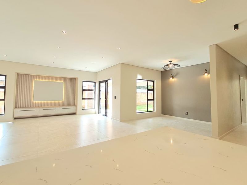 3 Bedroom Cluster in Brackenhurst - Photo 5