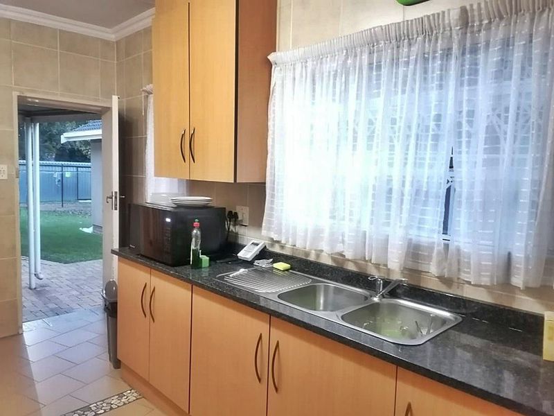 Family home with Flat - Photo 6