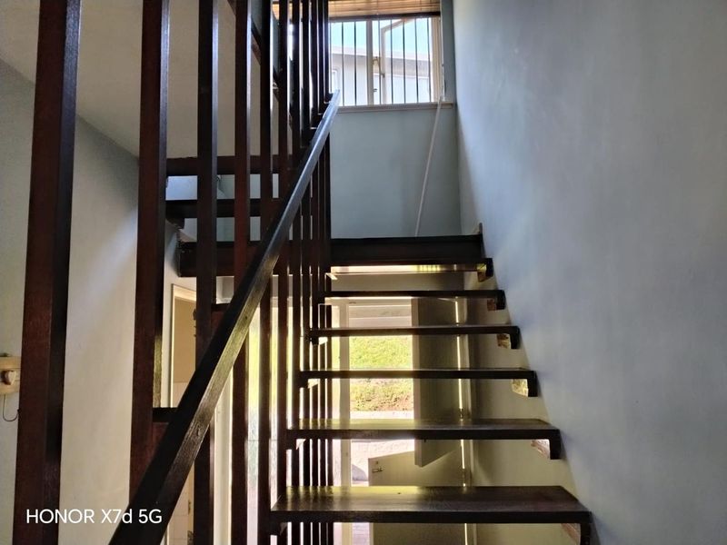 3 bedroom duplex, with small garden - Photo 9