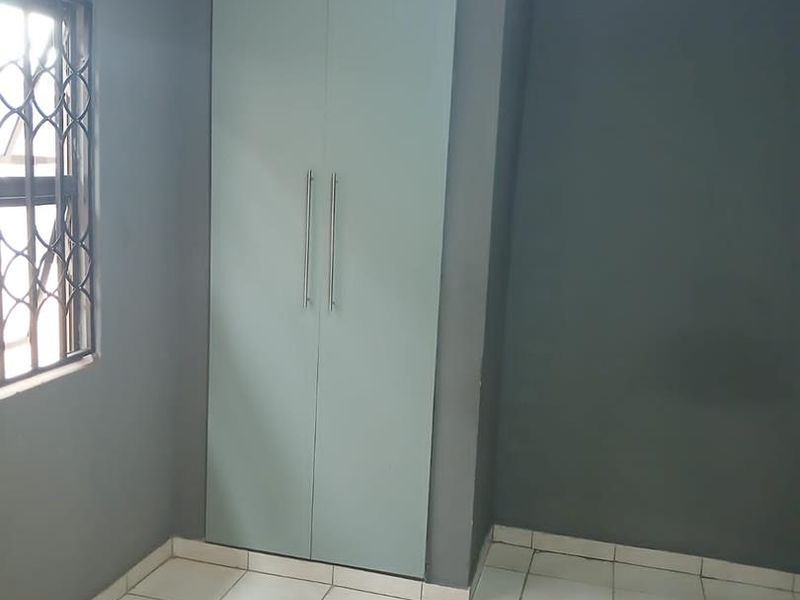 EXCLUSIVE | MODERN GARDEN FLATLET IN DAWN PARK – ACT FAST This is a rare opportunity to secure a well-positioned garden flatlet in the heart of Dawn Park. - Photo 4