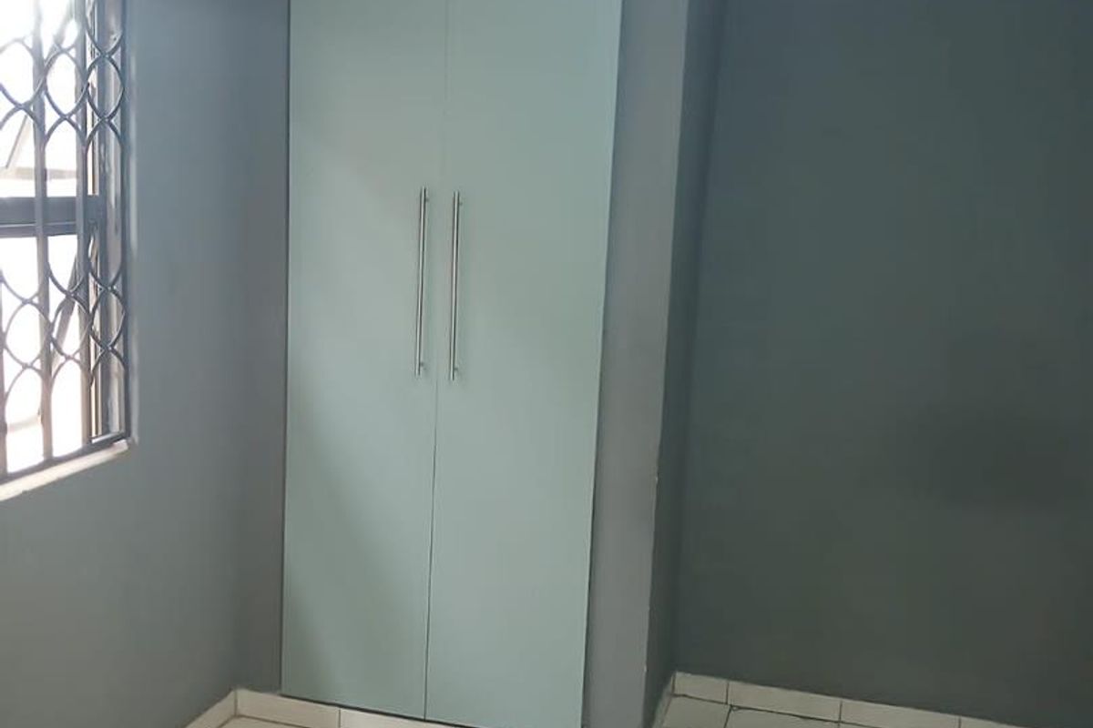 EXCLUSIVE | MODERN GARDEN FLATLET IN DAWN PARK – ACT FAST This is a rare opportunity to secure a well-positioned garden flatlet in the heart of Dawn Park. - Photo 4