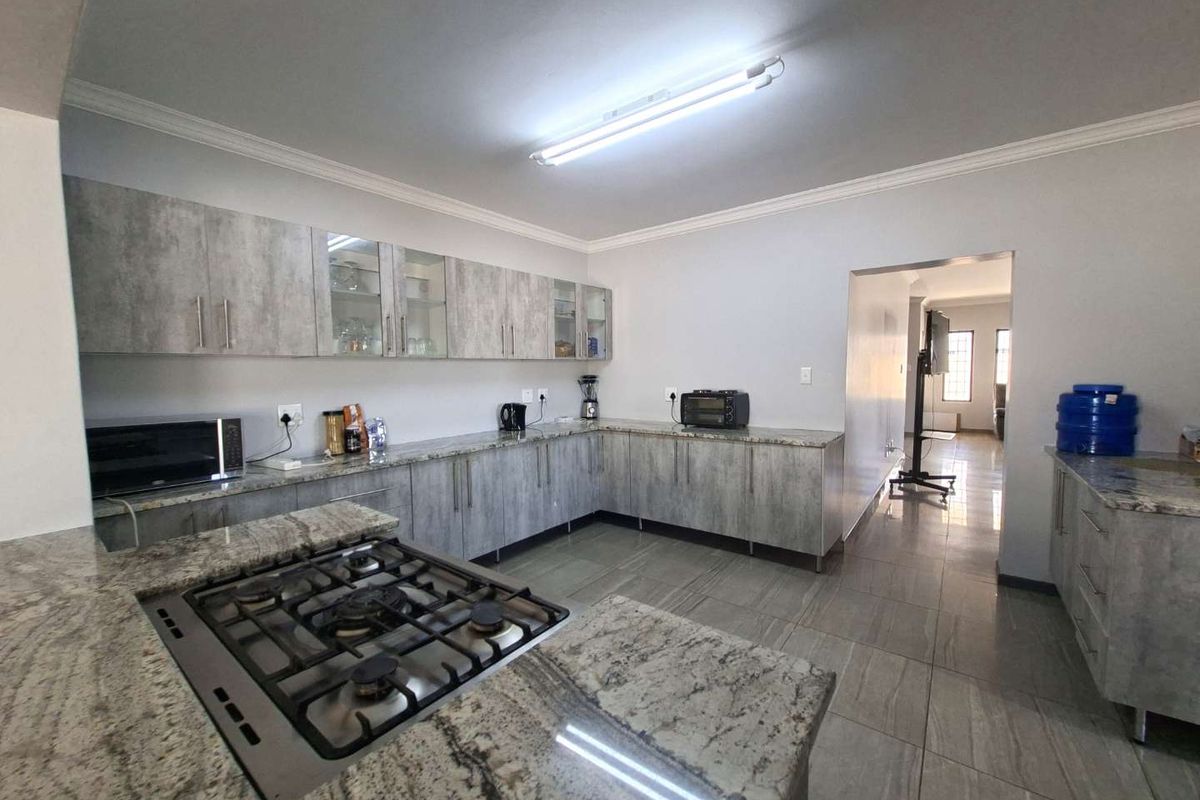 8-bedroom Home: Your Next Investment Opportunity. - Photo 2