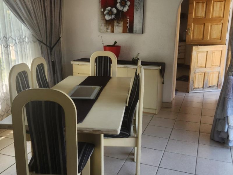 LOOK AT THIS AMAZING FAMILY HOME WITH A FLATLET FOR SALE!!!! - Photo 7