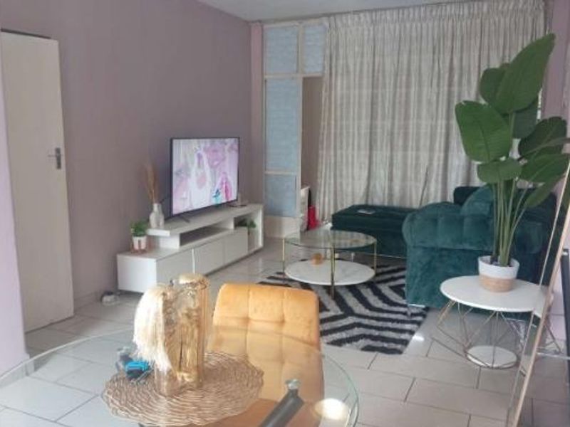 High-potential investment opportunity 1.5-Bedroom Apartment close to all amenities - Photo 3