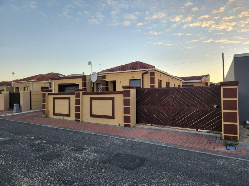 Charming Family Home with Income Potential in iLitha Park, Khayelitsha - Photo 5