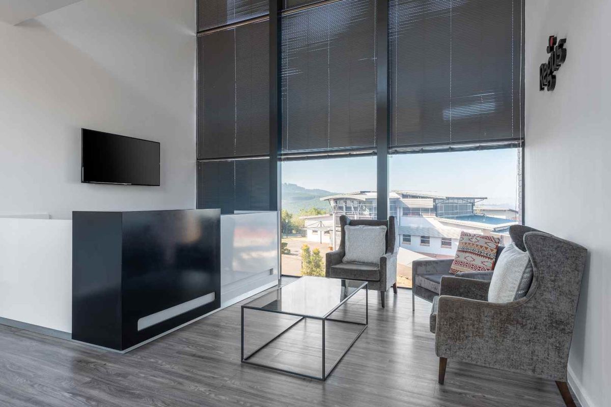 Fully serviced private office space for you and your team in Regus Victoria Country Club. - Photo 3