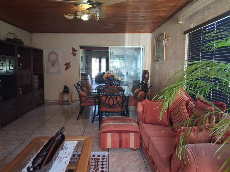 4 Bedroom House For Sale in Vanderbijlpark CE2 - Photo 5