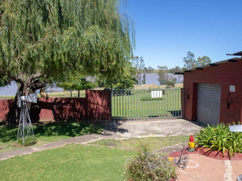 Waterfront Living – A Once-in-a-Lifetime Opportunity. 3 BedroomHouse with Flatled- Turn-Key investment with Solar Backup system - Photo 6