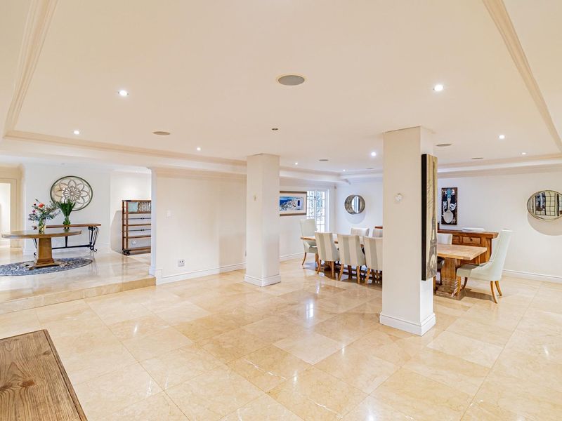 Elegant 5-Bedroom Residence Perfect for Comfort & Style - Photo 8
