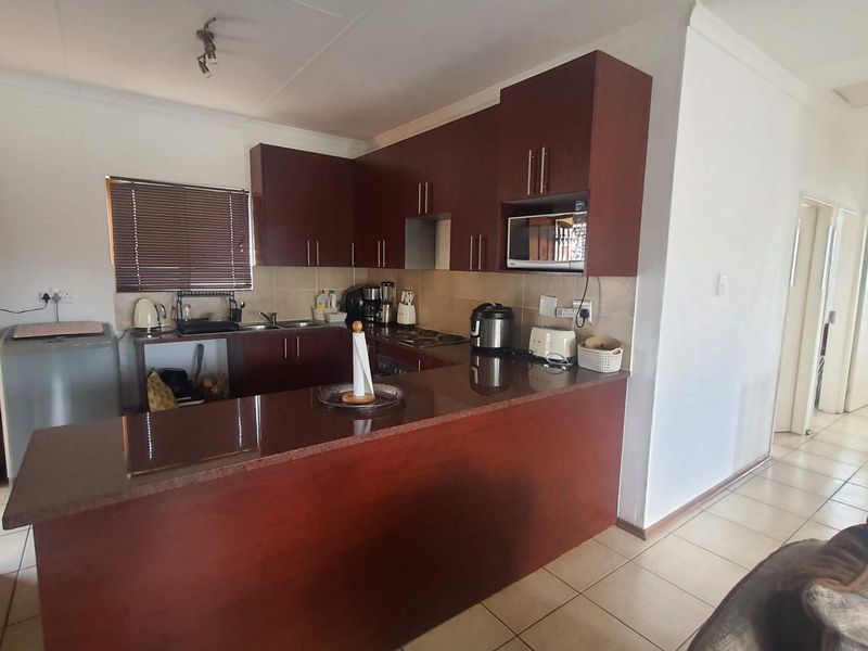 **Charming 3-Bedroom Apartment in Prestigious Golf Estate, North Pretoria** - Photo 8