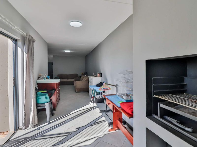 Modern Townhouse with Open Plan Living - Ground Floor Unit Next to Park - Photo 3