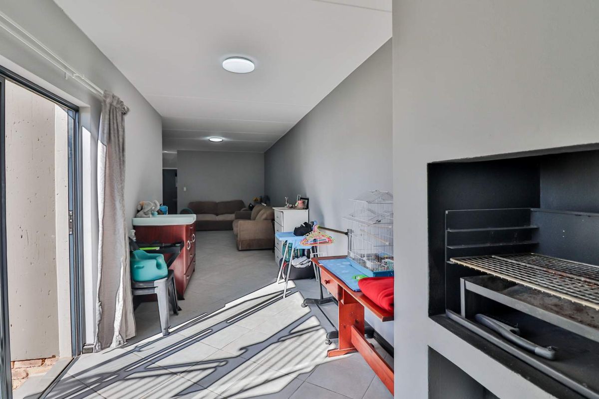 Modern Townhouse with Open Plan Living - Ground Floor Unit Next to Park - Photo 3