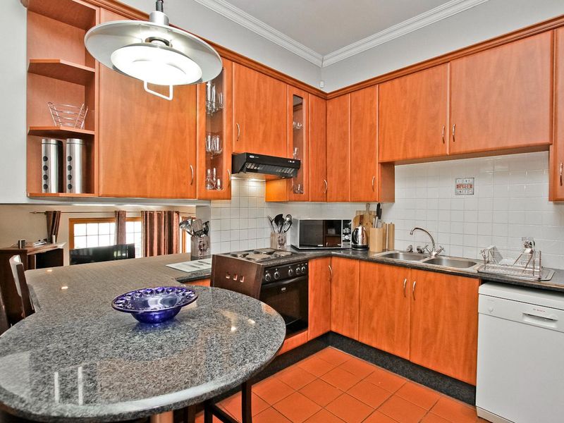 Executive Fully Furnished Pool Cottage! - Photo 3