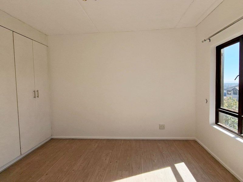Spacious 2 bed, 1 bath loft apartment available in Lonehill - Photo 8