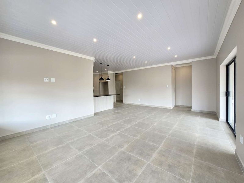 A prime, newly built home designed to satisfy the most discerning buyer. - Photo 2