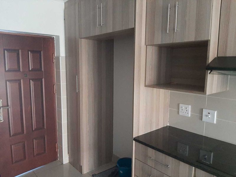 Stunning ground floor unit - Photo 4