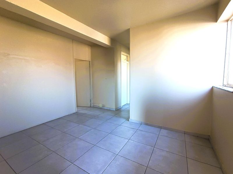 Spacious Corner Flat – Ideal Investment or First Home in Westdene - Photo 10