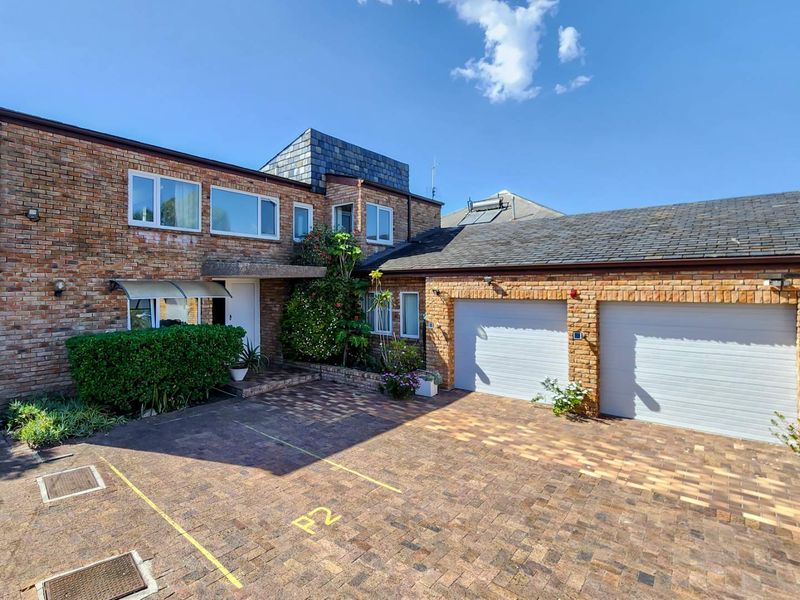 Stunning Zeekoevlei Home: Space, Comfort & Serenity Await! - Photo 3