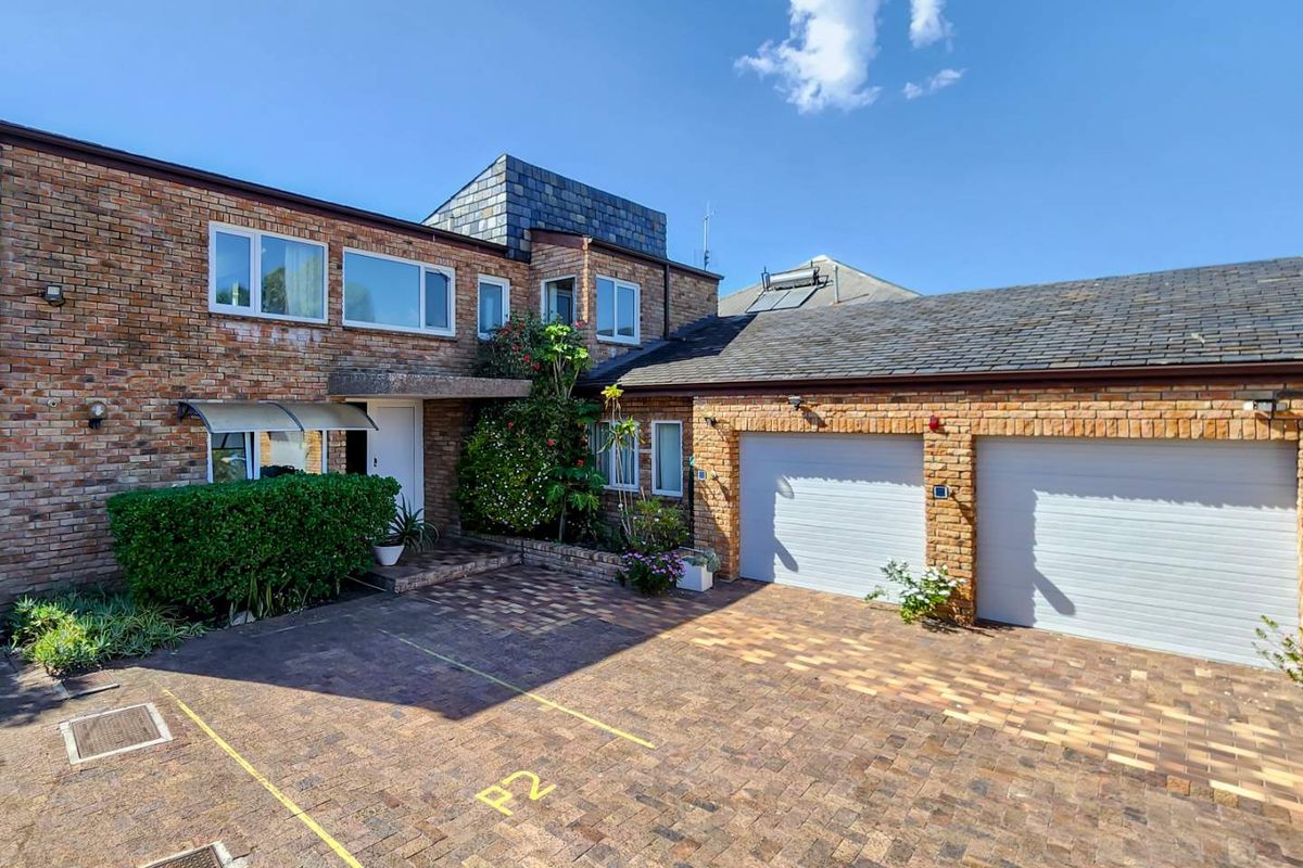 Stunning Zeekoevlei Home: Space, Comfort & Serenity Await! - Photo 3