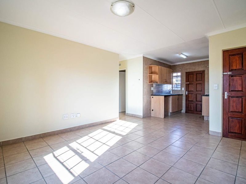 Your Dream Home Awaits: 3 Beds, Secure Access & Open-Plan Living - Photo 5