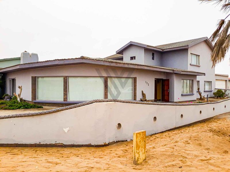 Spacious 6 Bedroom Home with 2 Bedroom Flatt. - Photo 2