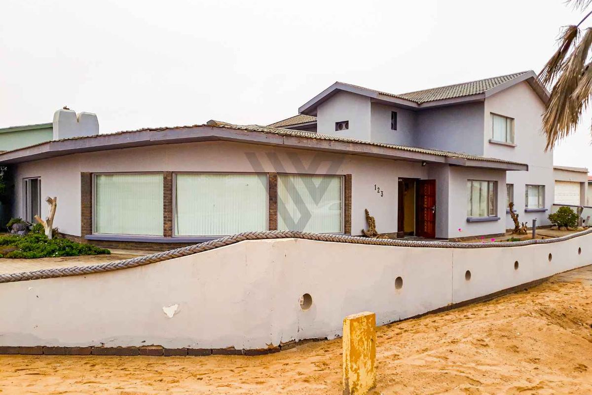 Spacious 6 Bedroom Home with 2 Bedroom Flatt. - Photo 2