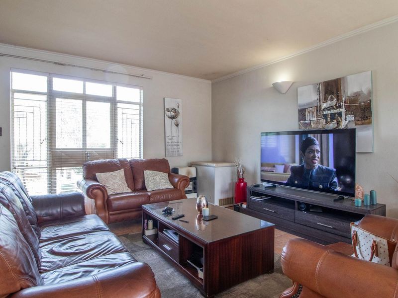 Neat 2 bedroom Townhouse in popular complex - Photo 6