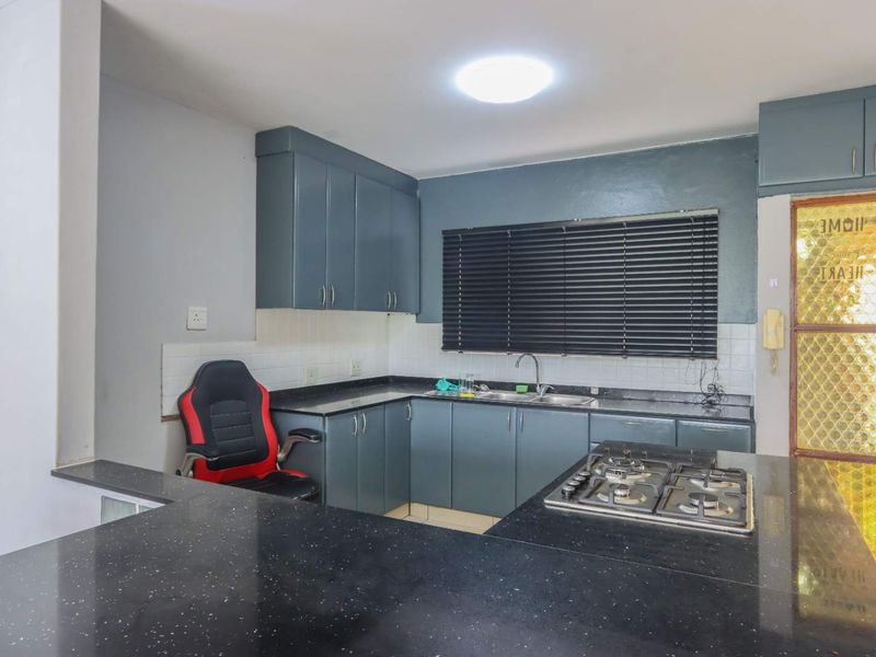 Stylish Renovated Triplex | 3 Beds, 3 Baths | Space, Privacy & Modern Living! - Photo 8