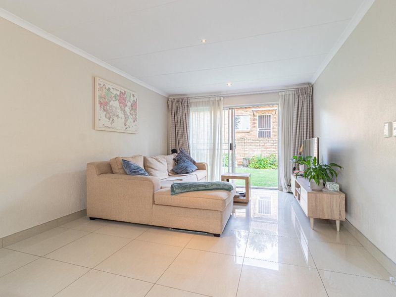 Lovely neat and spacious 2 bedroom, 2 bathroom townhouse close to all important amenities. The perfect lock up and go for a young couple. - Photo 7