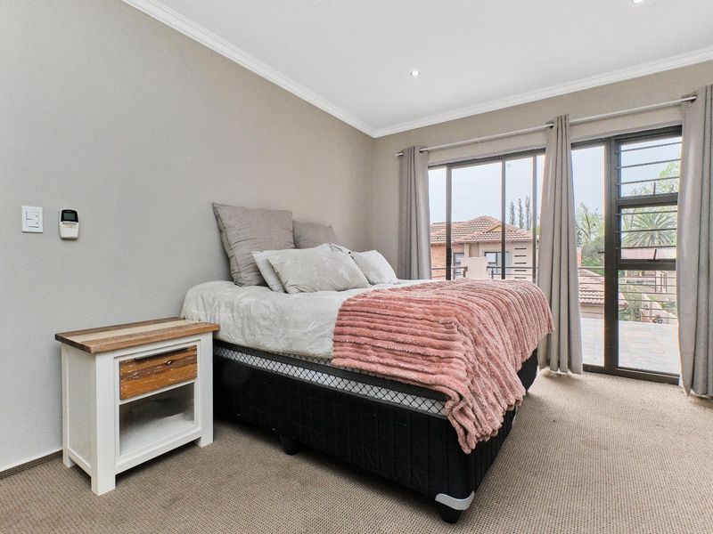 Spacious Open Plan Living for the Decerning Young Executive - Photo 9