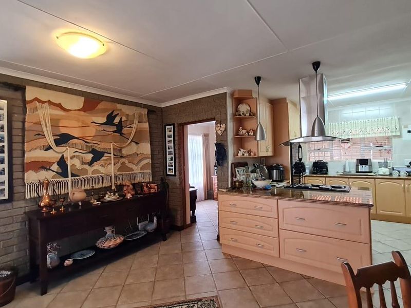3 Bedroom House with Office and Flat in Dana Bay - Photo 10