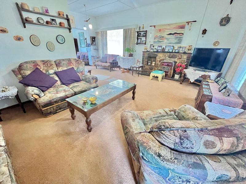 This charming three-bedroom home is ideally situated just a short walk from ElspHigh school - Photo 3