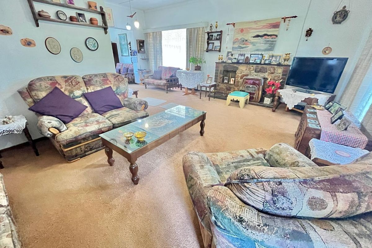 This charming three-bedroom home is ideally situated just a short walk from ElspHigh school - Photo 3