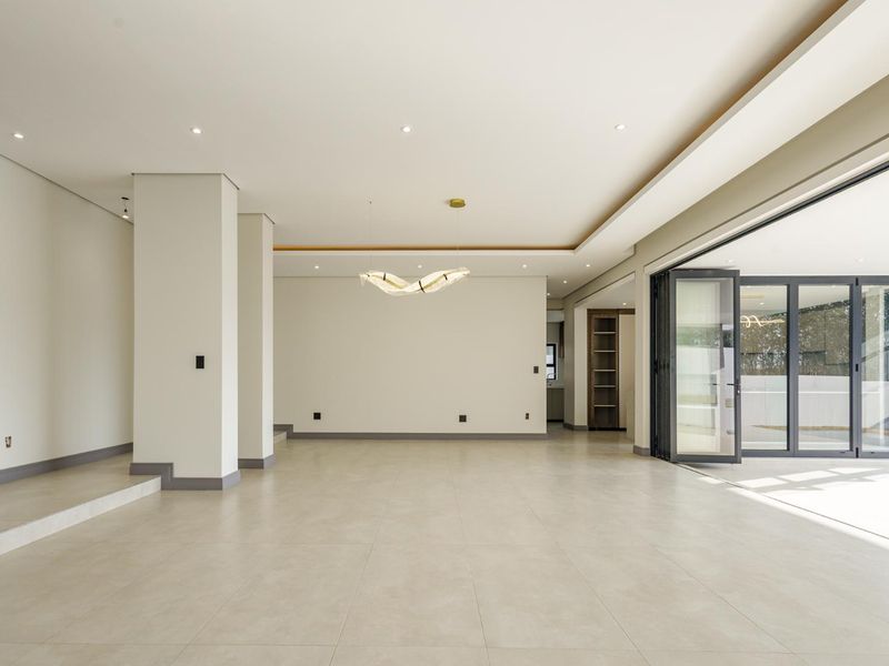 Where Estate Luxury Meets Modern Elegance - Photo 6