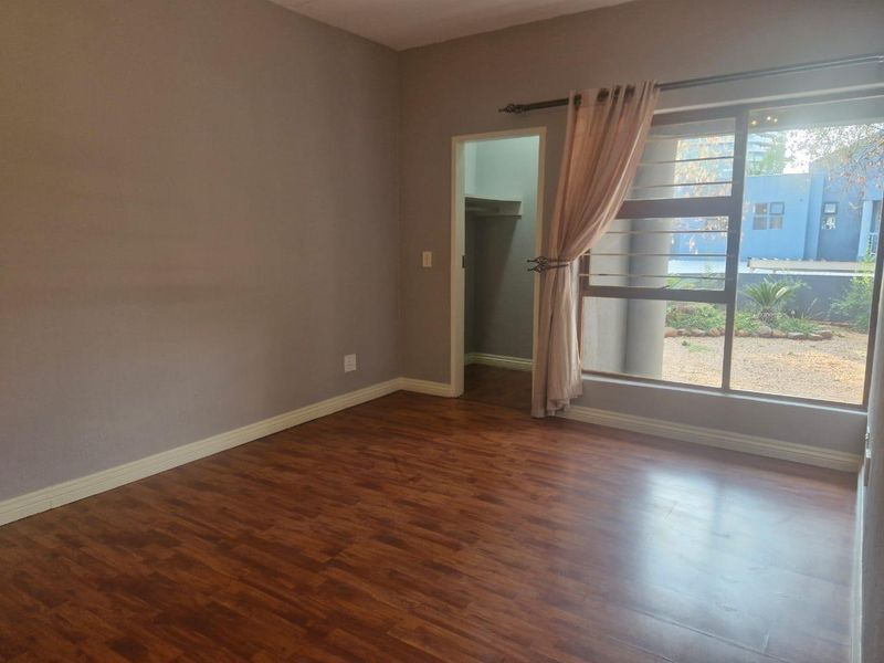 Three Bedroom Renovated Apartment - Photo 10