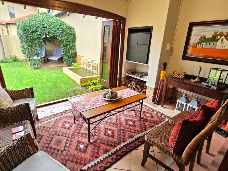 Luxurious newly renovated 4 bedroom townhouse with solar. - Photo 4