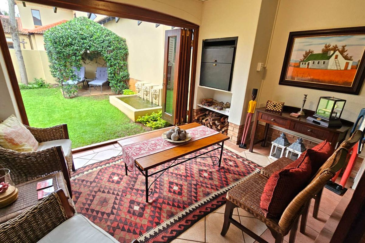 Luxurious newly renovated 4 bedroom townhouse with solar. - Photo 4